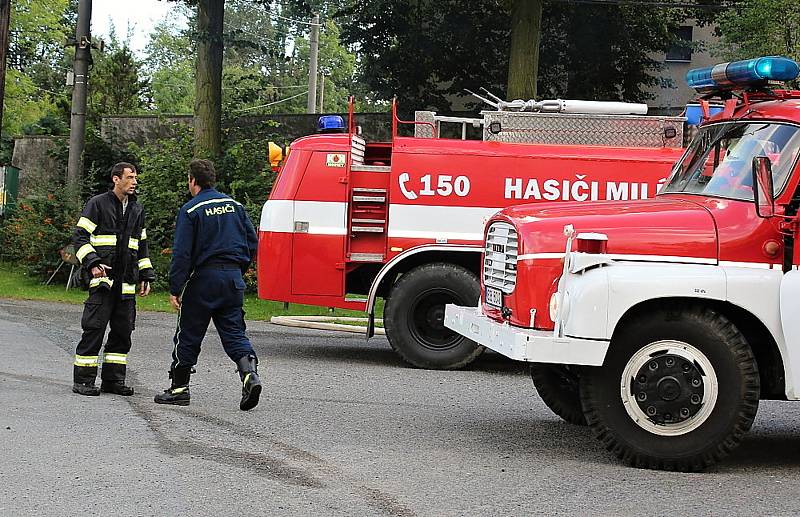 Požár budovy bývalého zemědělského statku v Ouběnicích. Podnikalo v nich několik firem.