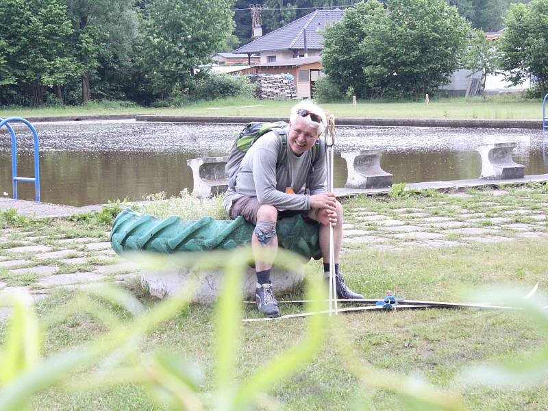 V ulicích obce Obecnice se soutěžilo v lyžování. I letos se našla v obci řada zájemců o účast v zábavném závodu na lyžích ulicemi Obecnice..