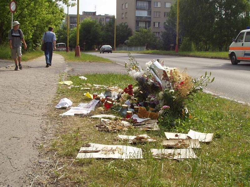 Tak vypadalo místo u 7. základní školy v Příbrami, kde v červnu 2003 zemřel pod koly auta devítiletý školák. 