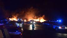 Požár v areálu kovošrotu v Sedlčanech 14. prosince 2019.