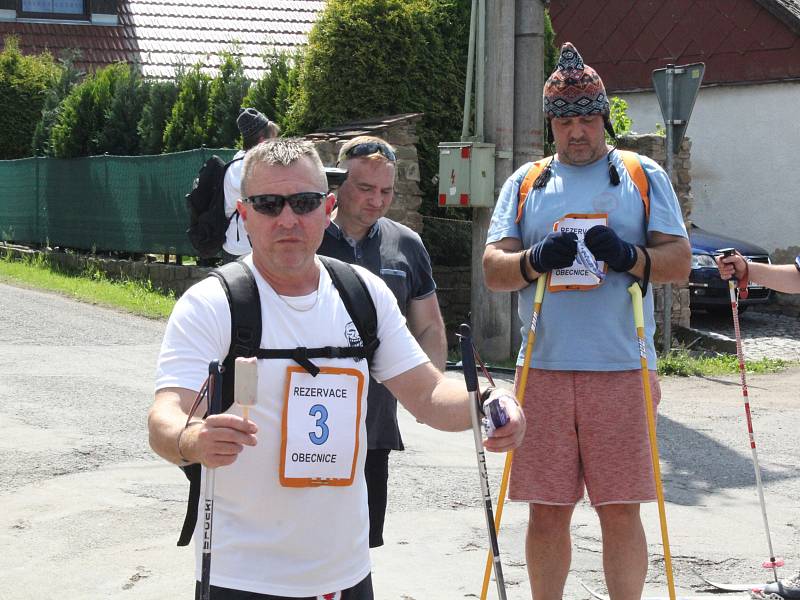 V ulicích obce Obecnice se soutěžilo v lyžování. I letos se našla v obci řada zájemců o účast v zábavném závodu na lyžích ulicemi Obecnice..