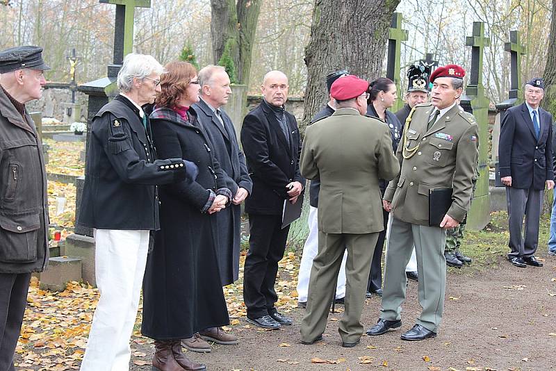 Slavnostní odhalení opraveného hrobu legionáře Josefa Kubelky na příbramském hřbitově. 