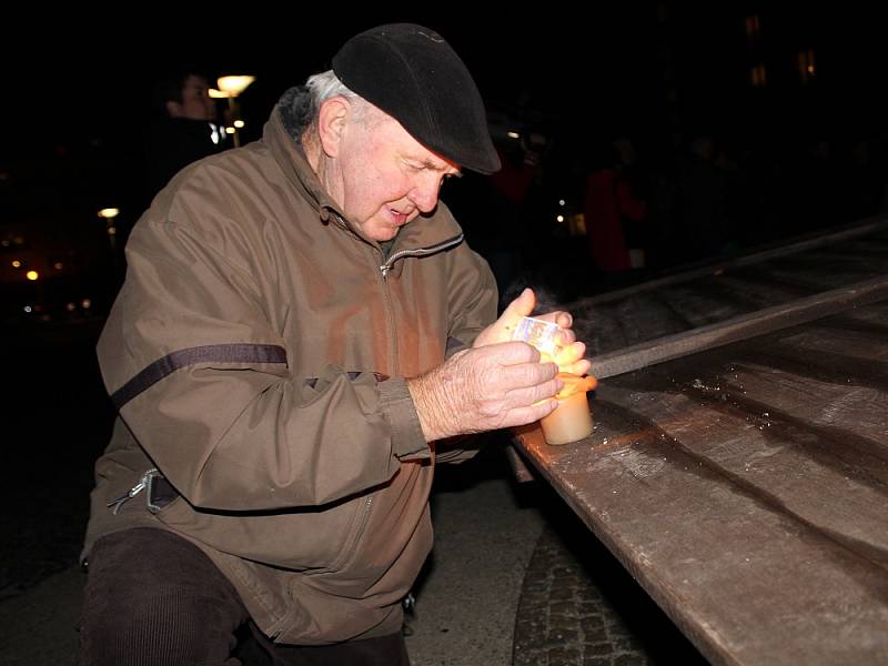 Vzpomínka na sametovou revoluci na náměstí 17. listopadu v Příbrami.