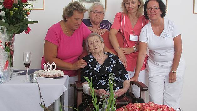 Marie Krejčová oslavila v dobříšském domově seniorů 100. narozeniny.