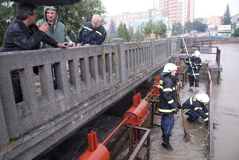 Dobrovolní hasiči museli s pomocí motorového člunu odstraňovat naplaveniny z rybníků Hořejší a Dolejší Obora. 