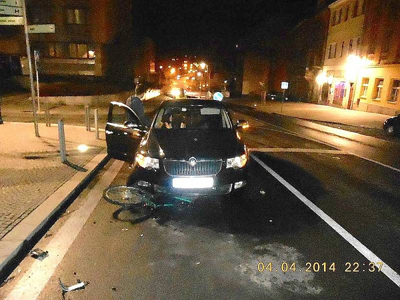 PÁTEČNÍ NEHODA Škody Superb s podnapilým cyklistou u náměstí TGM v Příbrami.