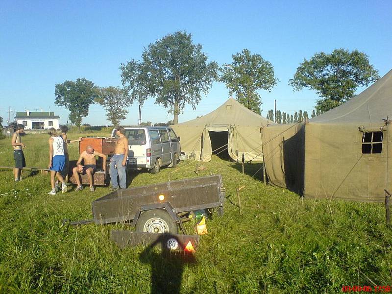 Kačeři pořádají letní festival na louce u Horčápska.
