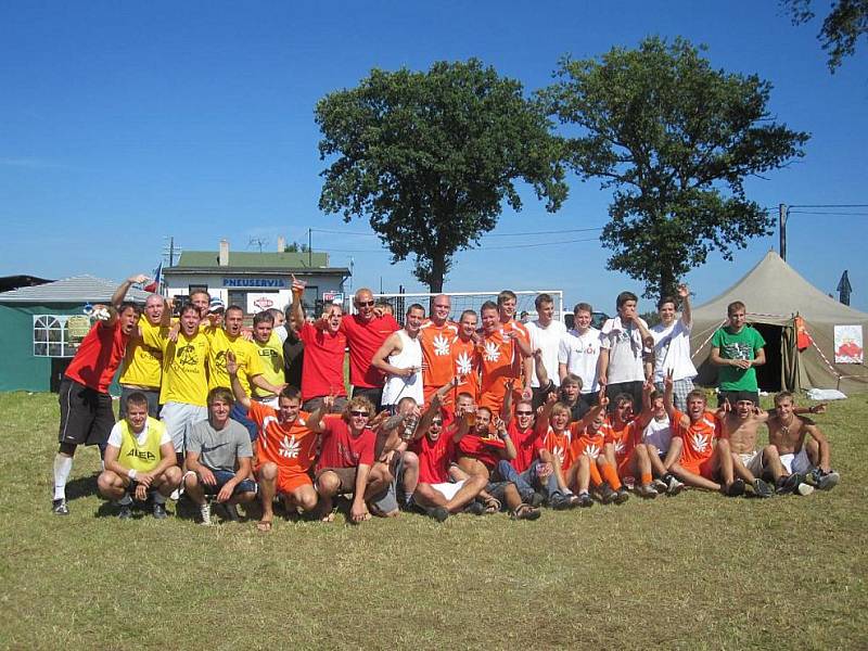 Kačeři pořádají letní festival na louce u Horčápska.