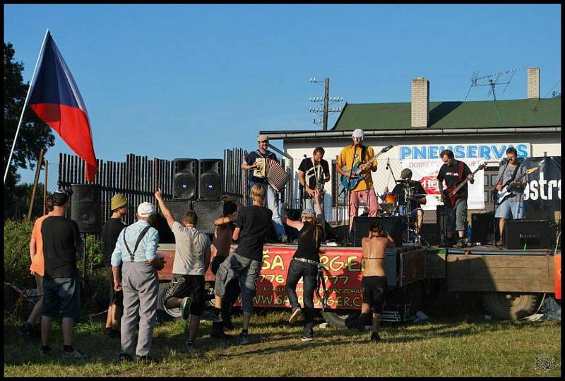 Kačeři pořádají letní festival na louce u Horčápska.