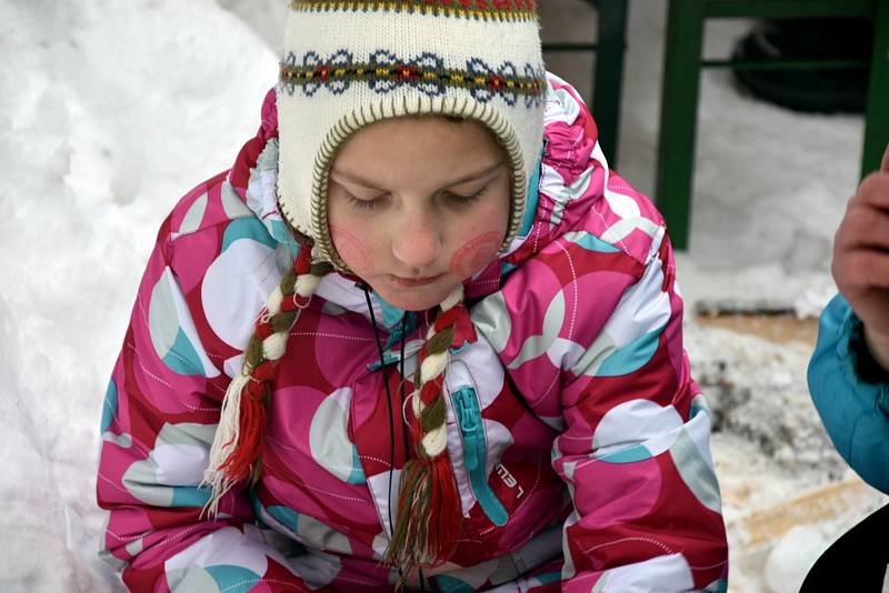 Čím výše účastníci stoupali, tím bylo okolí krásnější, v lese bylo téměř 50 centimetrů sněhu.Na Pražáku na příchozí čekaly medaile, červené razítko, pečení buřtíků a teplé alkoholické i nealkoholické nápoje.