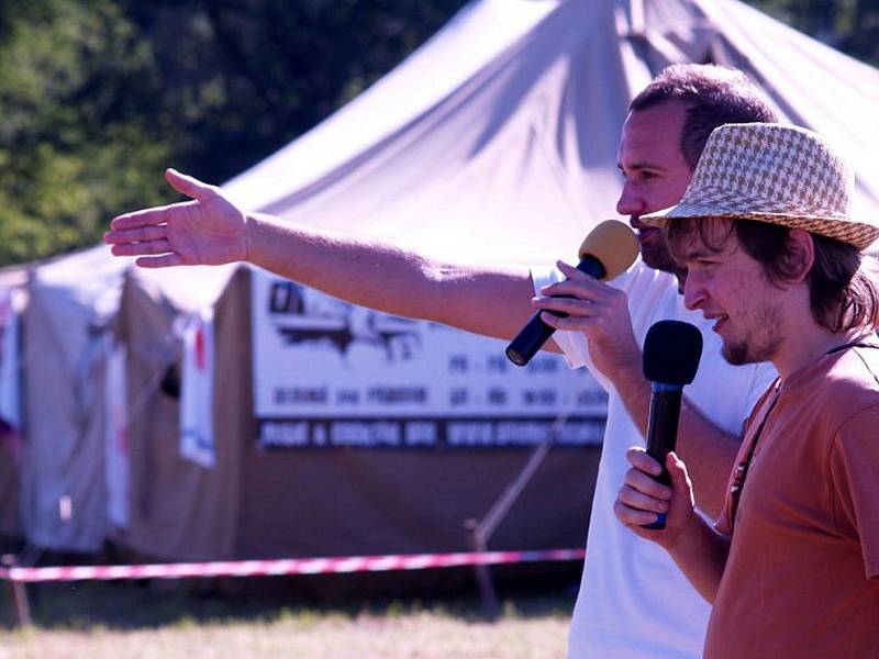 Kačeři pořádají letní festival na louce u Horčápska.