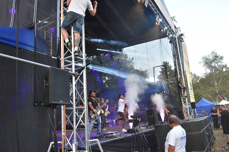 Letní festival v příjemném prostředí, přímo na pláži, byl v tropickém počasí volbou několika tisíců návštěvníků. Foto: Ondřej Navrátil