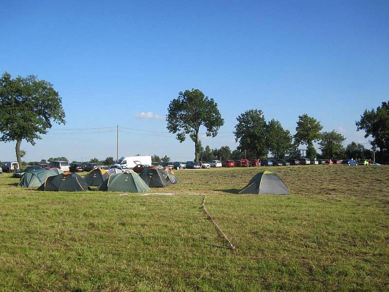 Kačeři pořádají letní festival na louce u Horčápska.