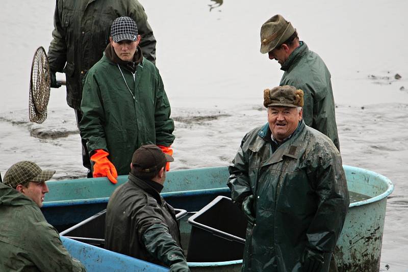 Výlov začínal kolem sedmé hodiny a během dopoledne proběhl i druhý zátah sítí. S blížícím se polednem proud lidí mířící na hráz rybníka neustával, přicházely i rodiny s kočárky.