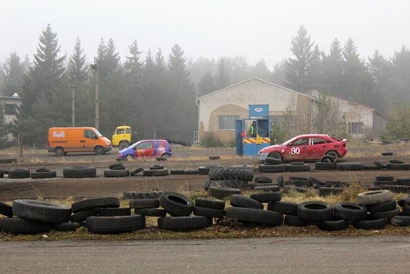 I přes chladné počasí jezdci potěšili diváky hezkými jízdami v areálu bývalých kasáren. FOTO. Radek Ctibor