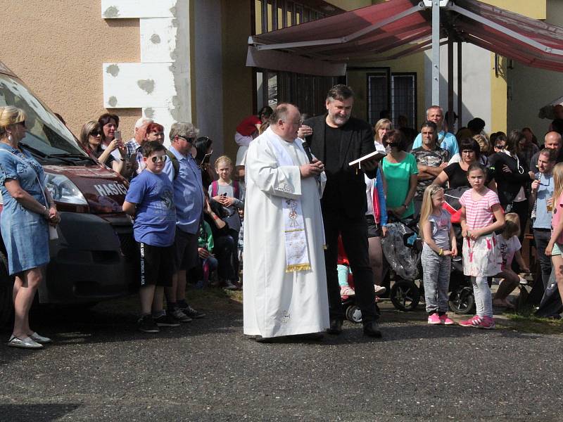 Dobrovolní hasiči z Dolních Hbit si převzali v sobotu 12. května novou cisternu.