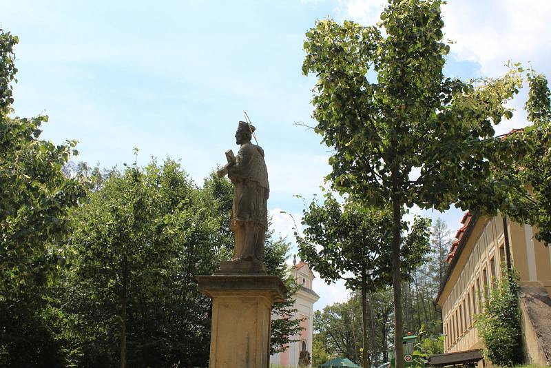 Skalecká pouť není jen jarmark a atrakce, konaly se také mše, procesí a kulturní vystoupení na Skalce.