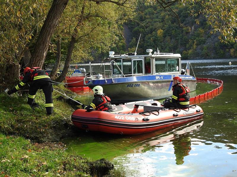 Profesionální hasiči z Dobříše nacvičovali zásah při požáru lodi na Slapech.