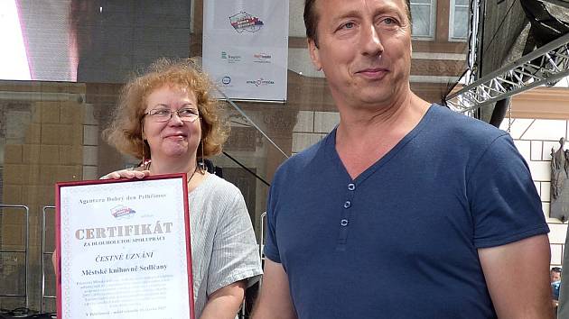 V sedlčanské knihovně je možné vidět certifikáty udělené za české rekordy, na které město v posledních deseti letech dosáhlo. Je mezi nimi také ten, který převzala ředitelka knihovny Blanka Tauberová letos v červnu.
