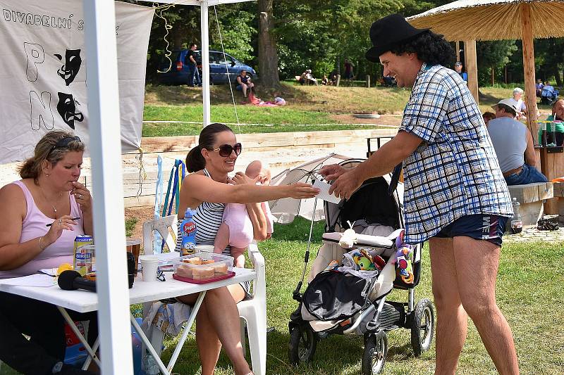 Klání netradičních plavidel, osazených pestrými, ještě netradičnějšími posádkami se odehrávalo hned v několika disciplínách v areálu na koupališti Nový rybník.