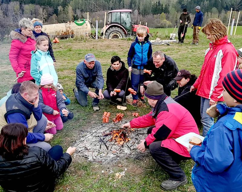 Obyvatelé Nedrahovic na Příbramsku a ze sousední Jesenice se v dubnu pustili společně do výsadby nové dubové aleje na kopci Kamenice u Hadáčkova kříže.