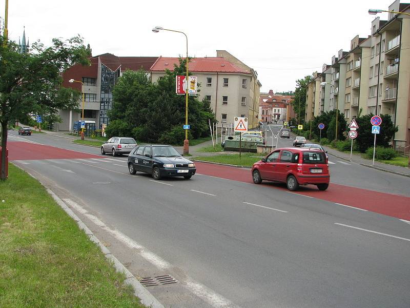 Chodce na dvou příbramských přechodech chrání červený zpomalovací pás