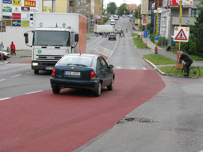 Chodce na dvou příbramských přechodech chrání červený zpomalovací pás