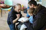 Členové Kiwanis klubu Příbram společně s Vojtaanem předávali kiwanis panenky v příbramské nemocnici.