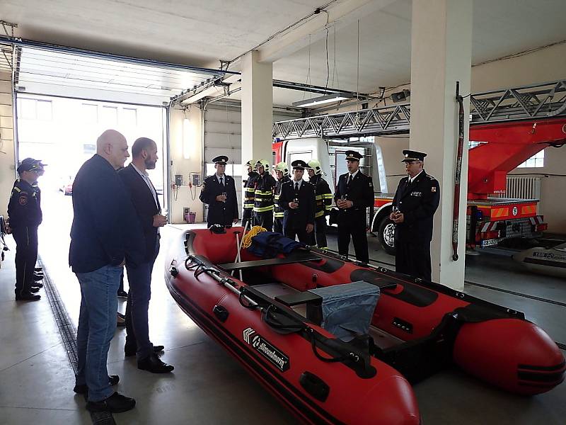 Předání nového záchranářského člunu dobříšským hasičům.