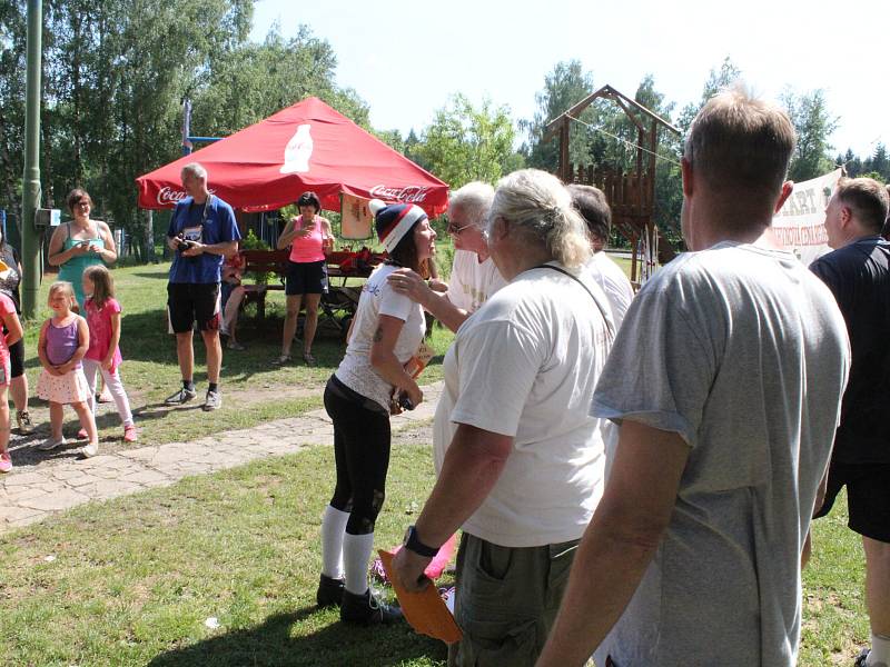 V ulicích obce Obecnice se soutěžilo v lyžování. I letos se našla v obci řada zájemců o účast v zábavném závodu na lyžích ulicemi Obecnice..