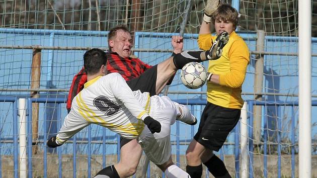 O výhře Jaroměřic s poslední Novou Vsí rozhodl Miloš Neumann. (zády s číslem 9) Hattrick mu nezabránili vstřelit (zleva) Jaroslav Havlík, ani brankář Pavel Novotný.