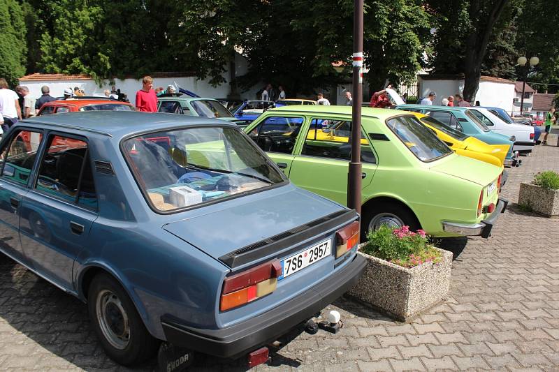 V Petrovicích u Sedlčan si dali už potřetí dostaveníčko milovníci historických vozidel.