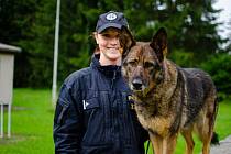 Policejní fenka Katka se svojí psovodkou Radkou Martínkovou.