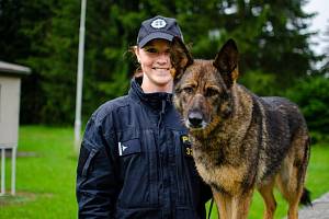 Policejní fenka Katka se svojí psovodkou Radkou Martínkovou.