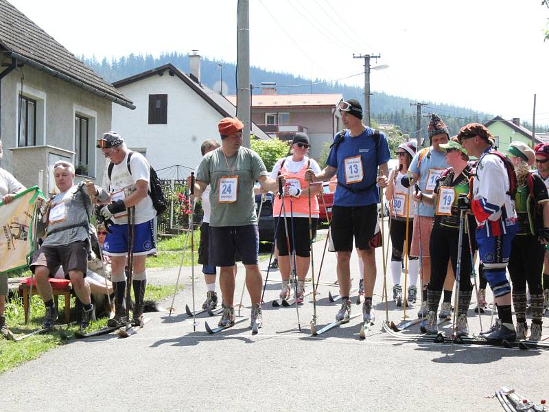 V ulicích obce Obecnice se soutěžilo v lyžování. I letos se našla v obci řada zájemců o účast v zábavném závodu na lyžích ulicemi Obecnice..