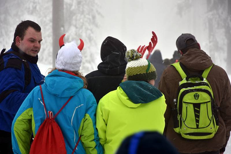 Čím výše účastníci stoupali, tím bylo okolí krásnější, v lese bylo téměř 50 centimetrů sněhu.Na Pražáku na příchozí čekaly medaile, červené razítko, pečení buřtíků a teplé alkoholické i nealkoholické nápoje.