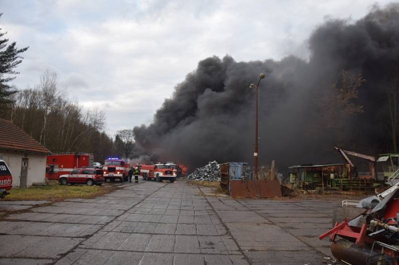 Požár v areálu kovošrotu v Sedlčanech.