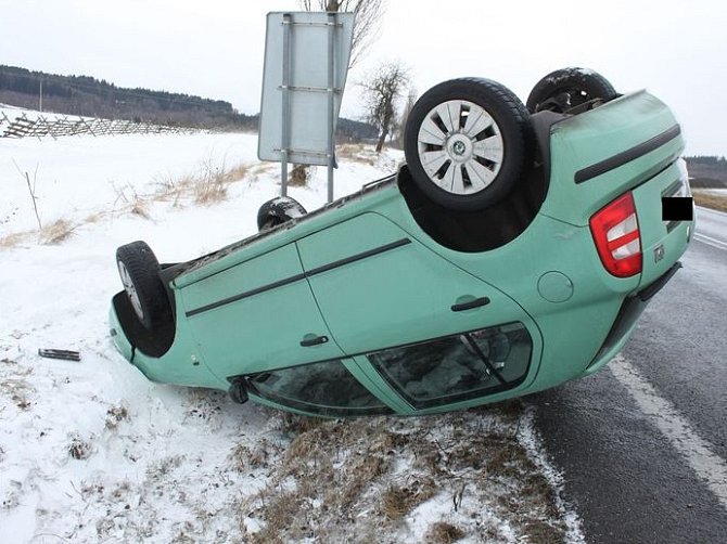 Nehoda z 9. února na silnici I/4 po smyku na mokré vozovce skončila lehkým zraněním.