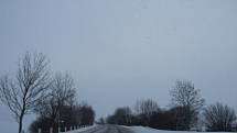 Na Příbramsku v noci na pondělí opět sněžilo, situaci na silnicích zkomplikoval silný vítr. Utvořily se závěje a sněhové jazyky. 