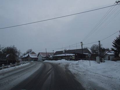 Na Příbramsku v noci na pondělí opět sněžilo, situaci na silnicích zkomplikoval silný vítr. Utvořily se závěje a sněhové jazyky. 