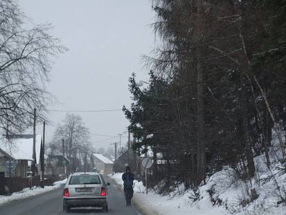 Na Příbramsku v noci na pondělí opět sněžilo, situaci na silnicích zkomplikoval silný vítr. Utvořily se závěje a sněhové jazyky. 