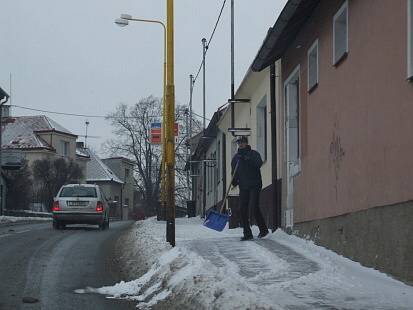 Na Příbramsku v noci na pondělí opět sněžilo, situaci na silnicích zkomplikoval silný vítr. Utvořily se závěje a sněhové jazyky. 