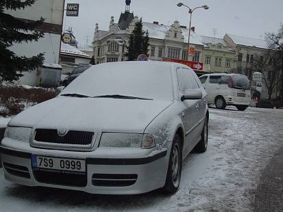 Na Příbramsku v noci na pondělí opět sněžilo, situaci na silnicích zkomplikoval silný vítr. Utvořily se závěje a sněhové jazyky. 