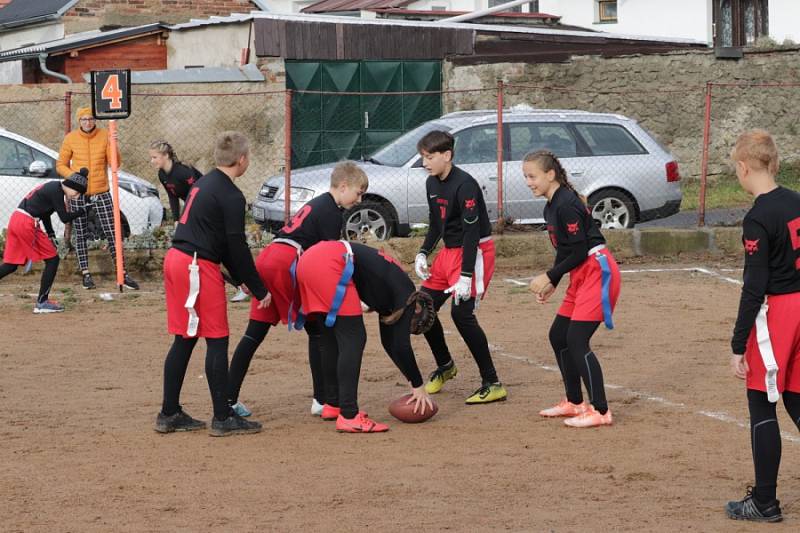 Bezkontaktní verzi amerického fotbalu si v sobotu odpoledne vyzkoušely příbramské děti s hráči týmu Bobcats Příbram.