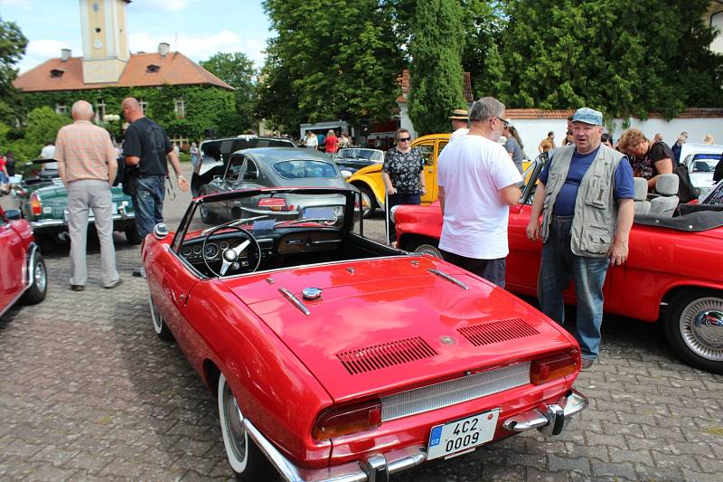 V Petrovicích u Sedlčan si dali už potřetí dostaveníčko milovníci historických vozidel.