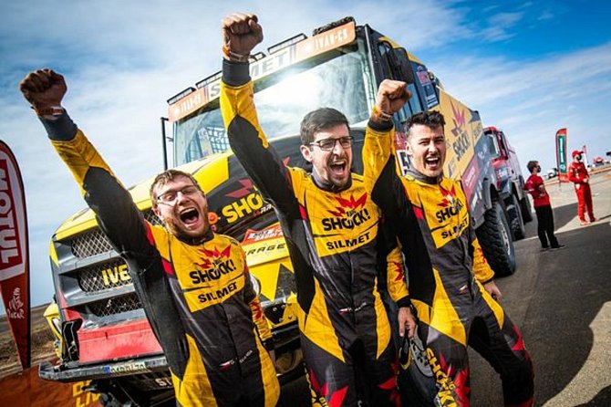 Martin Macík a celý tým Big Shock! Racing se raduje ze čtvrtého místa na Dakaru 2021.