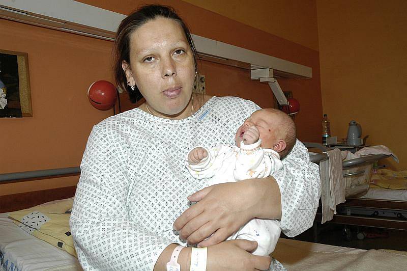Mamince Markétě Noskové a tatínkovi Petru Škrhákovi se ve středu 20. července narodila dcerka Nikola Škrháková. V den narození vážila 3,39 kg a měřila 50 cm.