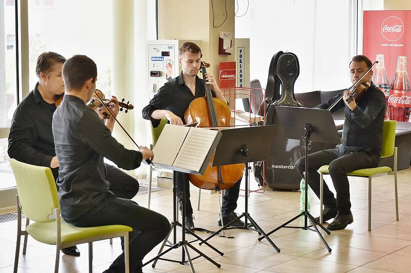 Koncert na hlavní recepci v Oblastní nemocnici v Příbrami v rámci Hudebního festivalu Antonína Dvořáka.