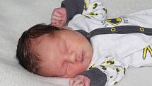 Dominik Bartůněk se narodil 18. listopadu 2019 v Příbrami. Vážil 3750 g a měřil 50 cm. Doma v Drápeničkách ho přivítali maminka Jitka, tatínek Karel a dvouletý bratr Kája.
