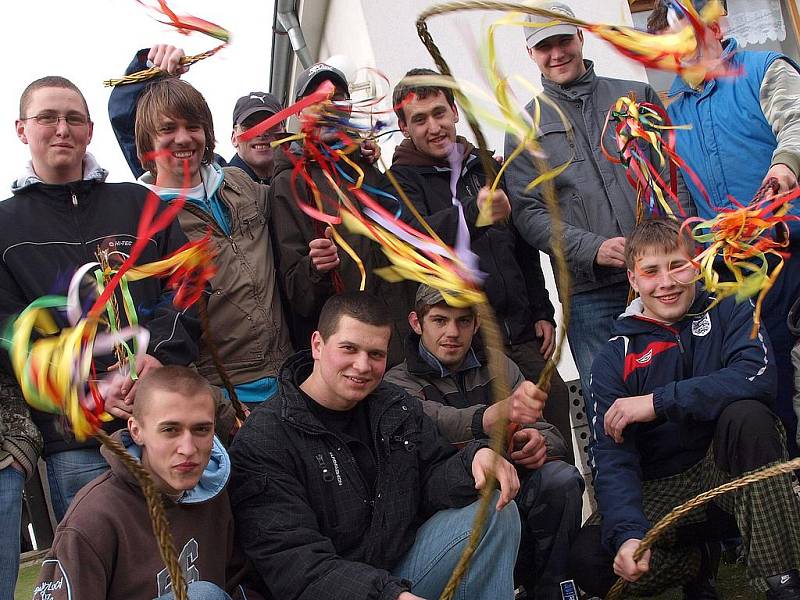 Chlapci z Věšína a z Bukové vyrazili koledovat s pomlázkami za děvčaty.